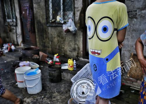 记者暗访曝光黑盒饭窝点：厕所洗菜 待炒菜扔泥水地