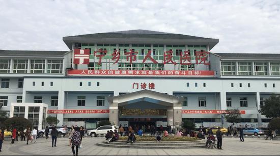 11月2日,宁乡市人民医院门口。新京报记者 雷燕超 摄