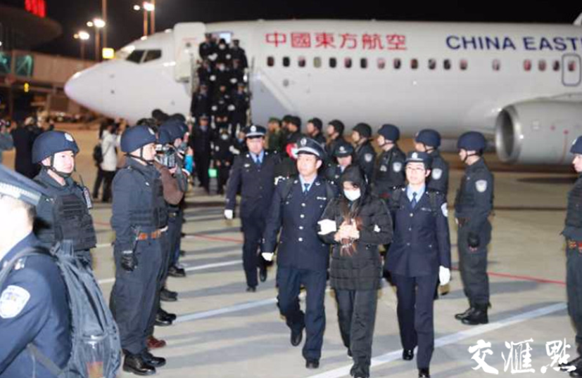 2018年12月27日晚,江苏警方包机从孟加拉国押解回28名犯罪嫌疑人。(资料图)