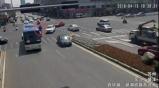 苏州大巴车上惊现悬浮“超人”：用生命在表演魔术