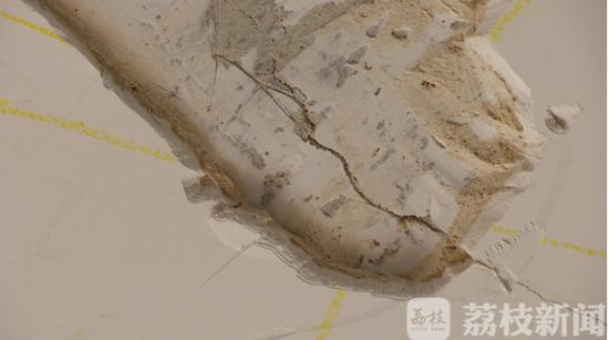 楼板裂缝似蜘蛛网 开发商：可能是装修压的