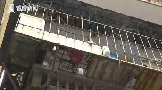 15岁女孩卫生间洗澡没动静 家长推门一看吓瘫