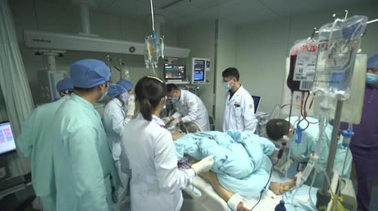温岭市第一人民医院，医护人员正在救治伤者