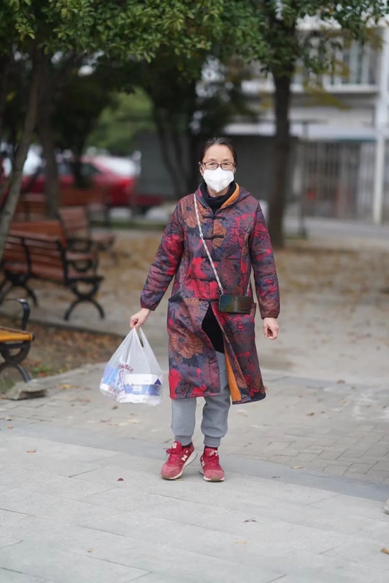 戴妹女把自家的药物送给有需要的居民