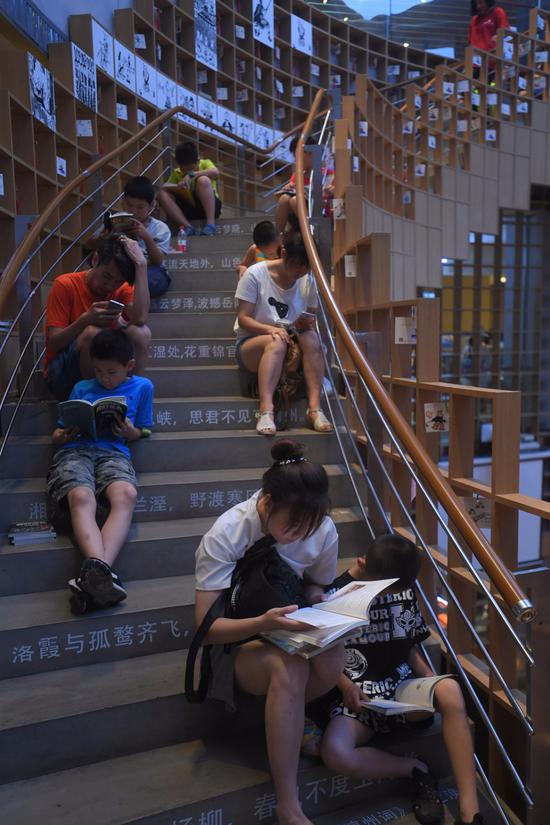 天气太热了！家长带孩子蹭凉挤爆书店