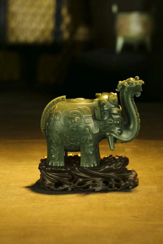 （苏州艺术家马洪伟玉雕作品《象尊》，作品荣获第十二届中国民间文艺山花奖）