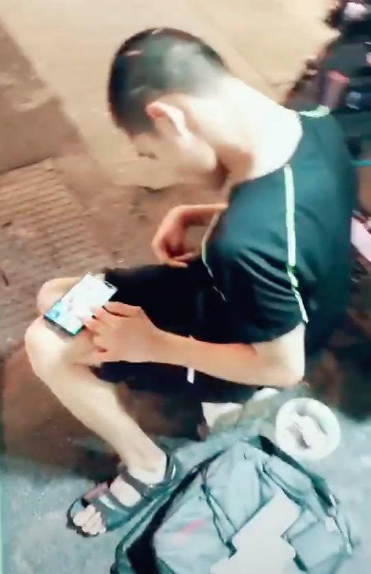 脑瘫小伙单手代练成游戏主播：“努力的人运气不会差”