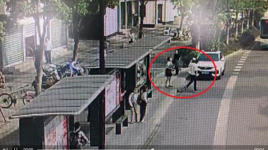 突然遭"袭胸" 姑娘拿起雨伞使出一招