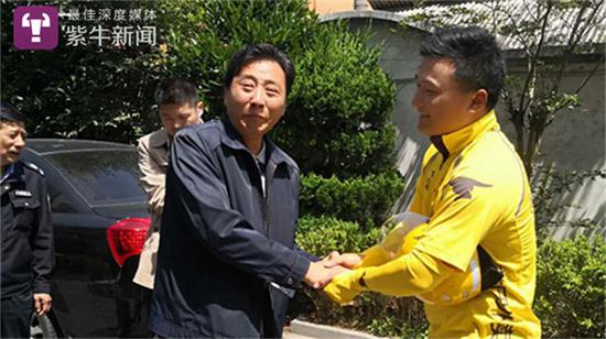 外卖小哥送餐时只身闯火场救火 他曾是武警特战尖兵