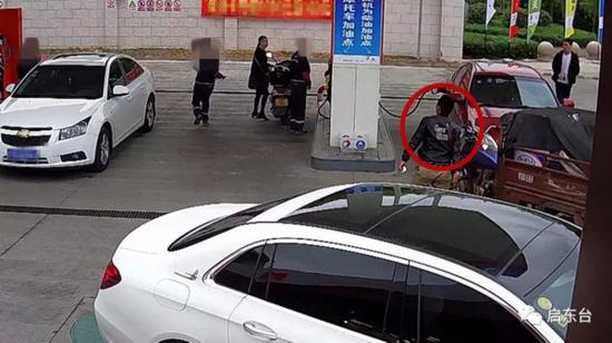 惊险！男子为威胁工作人员 加油站内放火周围全是车
