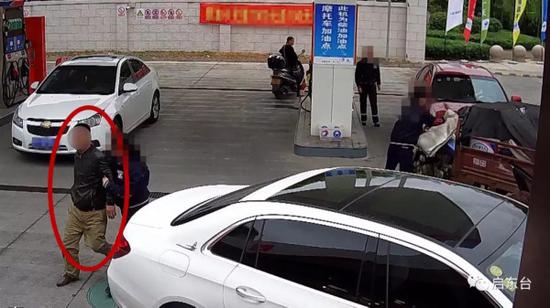 惊险！男子为威胁工作人员 加油站内放火周围全是车