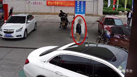 惊险！男子为威胁工作人员 加油站内放火周围全是车