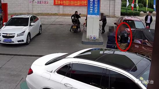 惊险！男子为威胁工作人员 加油站内放火周围全是车