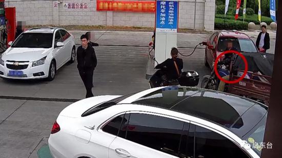 惊险！男子为威胁工作人员 加油站内放火周围全是车