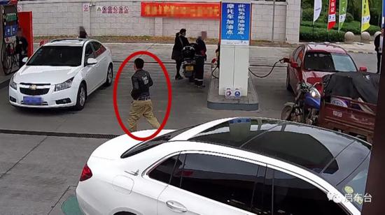 惊险！男子为威胁工作人员 加油站内放火周围全是车