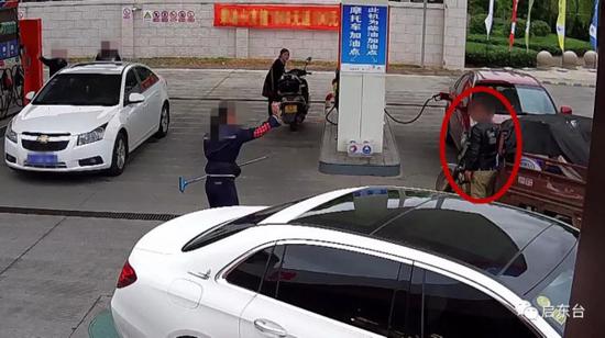 惊险！男子为威胁工作人员 加油站内放火周围全是车