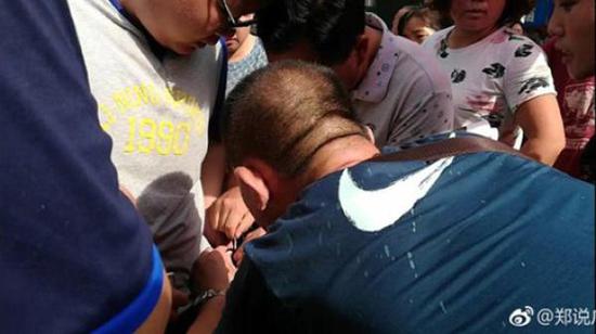 网传高考生证件锁口袋撕衣赶考 考点辟谣：着装不符