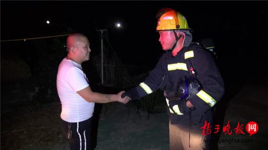 老人烧饭煤气罐着火 消防员冒着生命危险拎出煤气罐