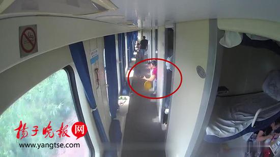 奶奶当4岁孙子的面偷手机 被抓竟诬赖是孙子拿的