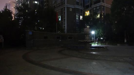 事发后,小区广场安静了许多。