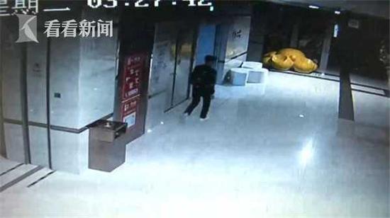 蟊贼偷保险柜撬不开 直到被抓都不知道里面有啥