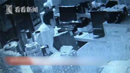 蟊贼偷保险柜撬不开 直到被抓都不知道里面有啥