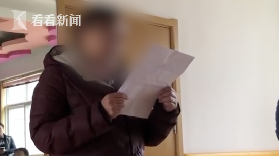 幼儿园孩子午睡被老师用书打头 园方：是实习生