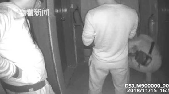 由于情况紧急,民警果断掏枪上膛,并再次勒令男子放下刀具。