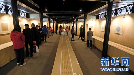 无锡市民参观李多宽书法艺术展(新华网 唐杨/摄)