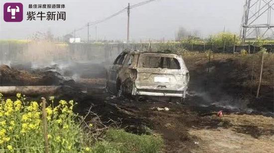 网传江苏一车陷草堆用火烧?车主：傻子才这么干