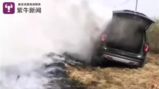 网传江苏一车陷草堆用火烧?车主：傻子才这么干