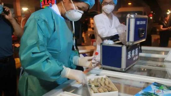 南通市疾控中心先后开展了多轮进口冷链食品的新冠病毒核酸应急监测,监测重点包括大型农贸批发市场、储存进口冷藏冷冻食品的冷库和单位食堂等。
