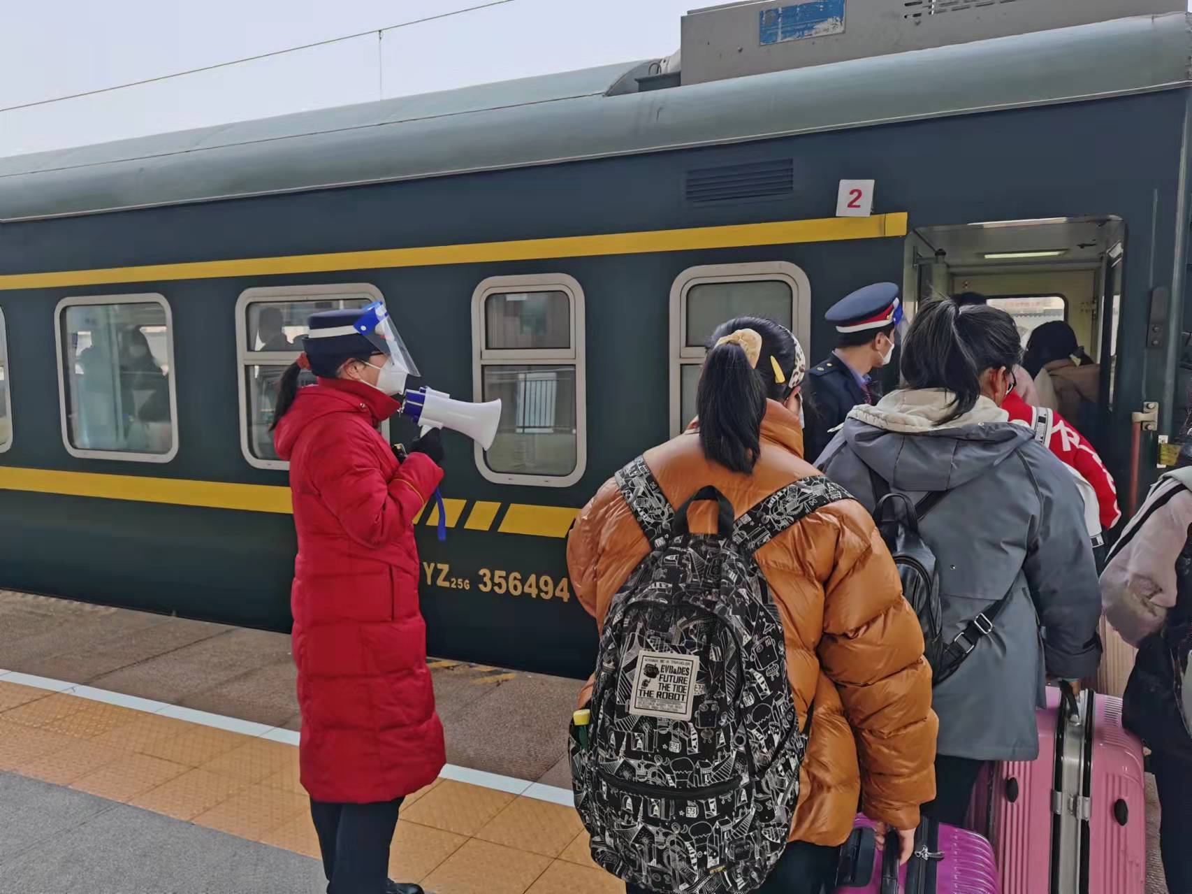 实施期间,淮北站客运员组织旅客有序上车