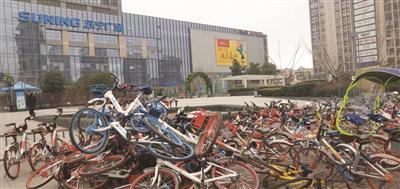 南京街头混乱堆放的共享单车。