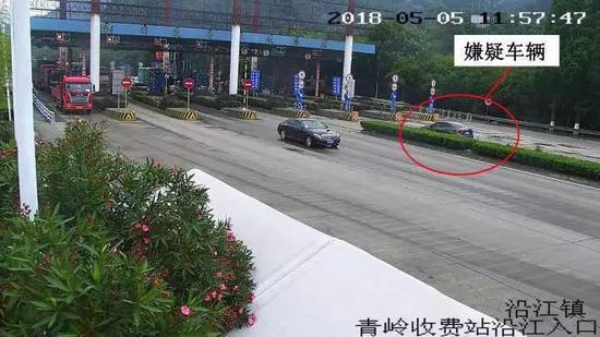 豪宅惊魂！奶奶开保时捷接孙子 连人带车被抢劫