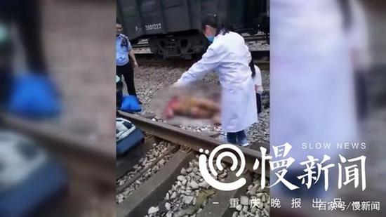 情侣想当网红爬火车拍抖音 男子惨被高压电烧伤险送命