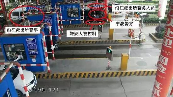 豪宅惊魂！奶奶开保时捷接孙子 连人带车被抢劫