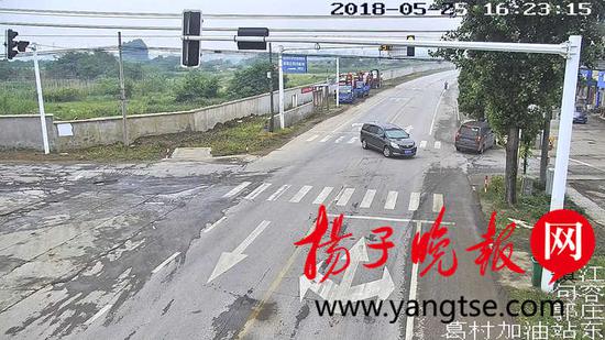 路口强行快速抢黄灯 小客车撞上路边电线杆