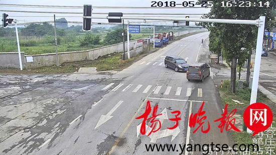 路口强行快速抢黄灯 小客车撞上路边电线杆