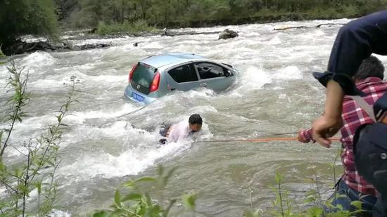 轿车坠入湍急的大渡河 14名淮安老人勇救落水司机