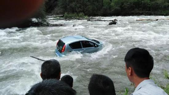 轿车坠入湍急的大渡河 14名淮安老人勇救落水司机