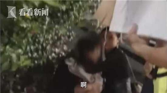 女司机醉驾被查嚎啕大哭 坐地喊"我不要"