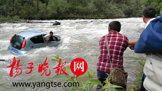 营救现场。 采风团供图