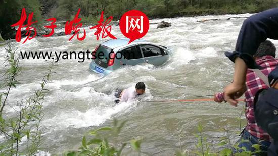 营救现场。 采风团供图