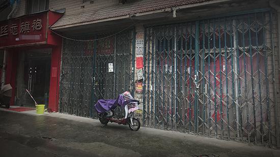 婚纱一条街内,部分门店已关门歇业。