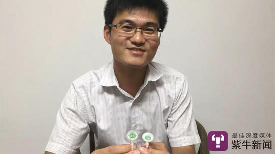 顾敏展示两种不同蟹扣