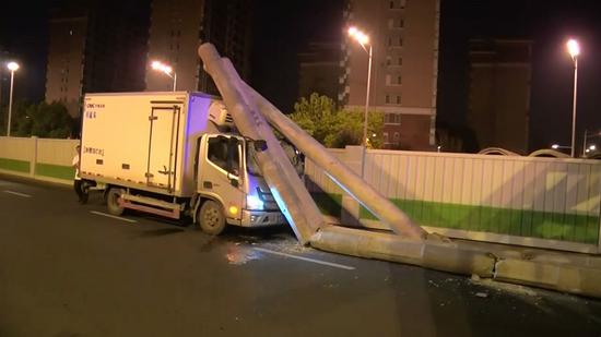 满载水泥桩的货车撞限高栏 砸到后方货车