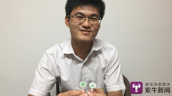 顾敏展示两种不同蟹扣