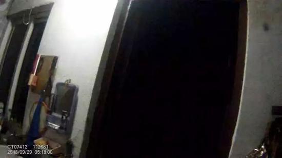 的哥躲到一个小区防盗门后,并趁机夺下醉酒男子的菜刀,然后报警。