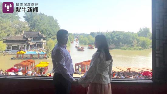 谭伟海和女友郭家乐共游瘦西湖